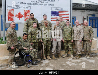 Commande les soldats blessés posent avec le Sgt. Le Major Russell Reimers, sergent-major de commandement de la 1re Brigade Combat Team, 1re Division blindée, et le Colonel Ken Adgie, chef de brigade, pour l'opération de sortie correcte II, au Camp Nathan Smith, l'Afghanistan, le 27 février. Bon fonctionnement La sortie est l'occasion pour les soldats blessés de revenir au théâtre en uniforme et laisser sur leurs propres termes afin d'aider le processus de guérison. Bonne opération Quitter II (Image 30 de 34) (8512560103) Banque D'Images