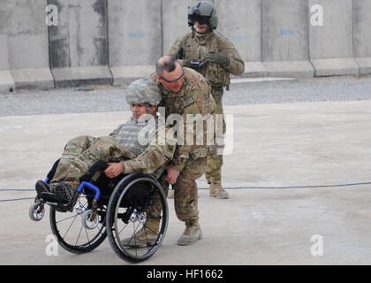 Le Sgt commande. Le Major Russell Reimers, sergent-major de commandement de la 1re Brigade Combat Team, 1st Armored Division, aide le Sgt. 1re classe Jose (Joe) Mendez, un guerrier blessé, d'un hélicoptère CH-47 Chinook au Camp Nathan Smith, l'Afghanistan, le 27 février, pour l'opération de sortie appropriée II. Bon fonctionnement La sortie est l'occasion pour les soldats blessés de revenir au théâtre en uniforme et laisser sur leurs propres termes afin d'aider le processus de guérison. Bonne opération Quitter II (Image 3 de 34) (8513627154) Banque D'Images