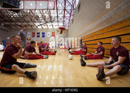 Lance le Cpl. Ben McCroskey, native de Havelock, N.C., passe le volley-ball à lance le Cpl. Justin Burbank, natif de Elmira, New York), au cours de la pratique du volleyball assis pour le Marine Corps 2013 Essais cliniques au Marine Corps Base Camp Pendleton, en Californie, le 28 février 2013. McCroskey a perdu sa jambe gauche sous le genou dans un dispositif explosif blast tout en restant fixé à 2e Bataillon de reconnaissance blindé en Afghanistan en 2010. Burbank, a également été blessé par un IED tandis qu'avec le 2e Bataillon, 6e Régiment de Marines en 2012. Le procès est une occasion pour les Marines blessés, les anciens combattants alliés et de faire concurrence à wh Banque D'Images