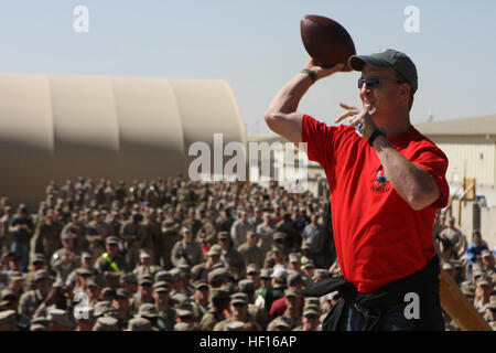 Quatre-temps National Football League au joueur le plus utile et Denver Broncos quarterback Peyton Manning démontre un quart-arrière-récepteur ici 'Connexion', le 1 mars, au cours de l'USO de troupes de Printemps visite. Visite de célébrités inclus Dallas Cowboys cheerleaders, Tampa Bay Buccaneers receveur Vincent Jackson, ancien joueur américain de basket-ball et trois fois vainqueur de la Série mondiale Curt Schilling, Indianapolis Colts receveur Austin Collie, quarts-arrières coach Clyde Christensen, et la saison d'American Idol 3 runner-up Diana Degarmo et finaliste la saison cinq jeunes Ace. La tour d'une semaine compris sto Banque D'Images