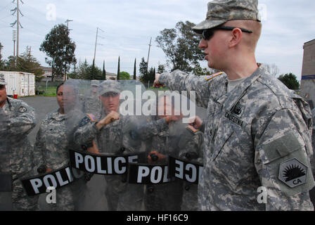 Le personnel de la réserve militaire de l'État de Californie Le Sgt. Andrew répondre, le premier sergent de la Compagnie Alpha, Commandement du soutien régional du nord, participe à une classe de contrôle de foule donnée aux membres de la 69e Détachement des affaires publiques et de l'Administration centrale et de l'Administration centrale, de l'entreprise 49e Brigade de police militaire, à Fairfield en Californie, le 2 mars 2013. Les ensembles de compétences des soldats CSMR sont un atout pour la formation de la Garde nationale de Californie. (Photo de Garde Nationale d'armée/Capt. Will Martin/libéré) Le personnel de la réserve militaire de l'État de Californie Le Sgt. Andrew répondre, le premier sergent de la Compagnie Alpha, Nord Banque D'Images