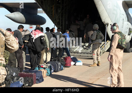 050126-M-4711R-030 Najaf, iraquienne (janv. 26, 2005) Ð responsables des élections iraquiennes une carte Marine Corps KC-130 Hercules cargo) pour être transportés de Najaf à Taqaddum, de l'Iraq dans les préparatifs pour la prochaine élection irakienne. Historique L'élection irakienne est la première depuis que l'ancien dictateur Saddam Hussein a été chassé en 2003U.S. Marine Corps photo Jessica L. Richards (libéré) US Navy 050126-M-4711R-030 responsables des élections iraquiennes une carte Marine Corps KC-130 Hercules cargo) pour être transportés de Najaf à Taqaddum, de l'Iraq dans les préparatifs pour la prochaine élection irakienne Banque D'Images