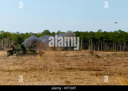 Un M109A6 Paladin, l'obusier automoteur, affecté à la batterie d'artillerie de 1-178 Charlie, Caroline du Sud, la Garde nationale tire un 155mm ronde au cours annuel de l'unité de l'entraînement à Fort Stewart, en Géorgie, le 9 mars 2013. La mission principale de la formation annuelle a été pour le poste central de tir (FDC) à avec succès et en toute sécurité manuel pratique pour l'exécution des calculs d'incendies. (U.S. Photo de l'armée par le Sgt. Brian Calhoun/SC) Parution de la Garde nationale 1-178 s'allume d'artillerie de ciel au-dessus de Fort Stewart 130309-Z-ID851-012 Banque D'Images