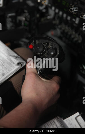 Manœuvres d'un projet pilote le joystick au cours d'un vol d'entraînement dans un simulateur d'Harrier AV-8B 11 mars. Nouveau E28098classe HawksE28099 s'élève à 130311 défi-M-EY704-015 Banque D'Images