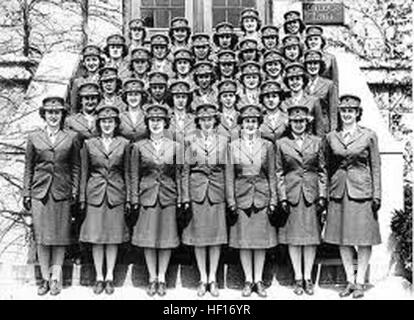 Les Marines du Marine Corps, de l'Installations - Marine Corps Base Camp Lejeune honneur au service des femmes qui les ont précédés au cours du mois de l'histoire des femmes. Les dames ont tenté de reproduire la photographie ancienne inséré au-dessus des femmes Marines stationné au camp Lejeune pendant les années 1950. L'évolution de l'uniforme féminin est affiché bien en vue dans la photographie moderne-jour, pendant que les femmes représentées ci-dessus ont été émis qu'une jupe, un chemisier, sertis flexible, hauts talons, une couverture et des deniers publics. Talons de paie, les Marines pour lutter contre l'égard durant le mois de l'histoire des femmes 130228-M-OM669-578 Banque D'Images