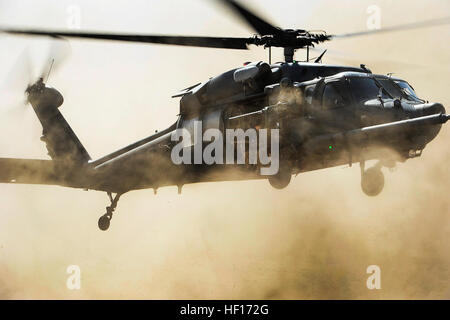 Un HH-60G Pave Hawk, 303e Escadron de sauvetage expéditionnaire (QRE), arrive pour un atterrissage rapide pour ramasser pararescuemen QRE, 82e, et les patients simulés au cours d'un exercice de recherche et sauvetage de combat dans le désert du Grand Bara, Djibouti, le 23 mars 2013. Les escadrons conduisent régulièrement des exercices de récupération du personnel à l'appui de la Combined Joint Task Force-Horn of Africa. (U.S. Photo de l'Armée de l'air par le sergent. Devin Doskey/libérés) exercice PRCC (Image 4 de 11) (8622162410) Banque D'Images