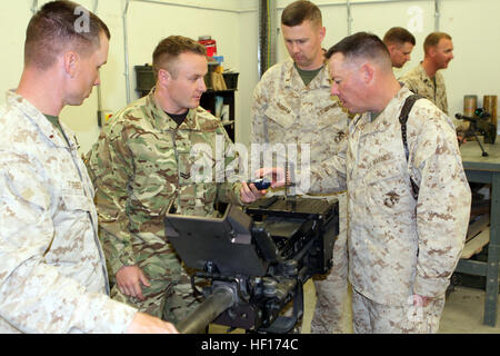 Un caporal avec 1 Bataillon de soutien proche électrique et mécanique royal montre le Major Brian Spooner (à droite), le commandant de la compagnie de logistique de combat de soutien logistique de combat, le Régiment 2, 40 mm de haut grenade explosive qui l'Armée Britannique l'incendie de leur mitrailleuse de Grenade. Les Marines américains une formation polyvalente avec soldats britanniques DVIDS901077 Banque D'Images