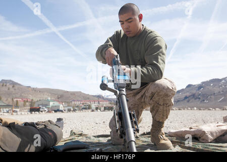 La FPC. Rico Morales, un mitrailleur avec armes peloton, Compagnie Echo, 2e Bataillon, 3e Régiment de Marines, effectue un forage de désassemblage et assemblage de la guerre en montagne au centre de formation de Bridgeport, Calif., le 27 mars. Lien de fraternité, de Marines s'unir par le biais de la formation, de sacrifice 130327-M-NP085-003 Banque D'Images