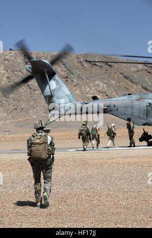 Des Marines du 2e Bataillon, du 9e Marines, de l'Armée britannique et de l'Armée nationale afghane avec la Task Force 528 et la Force territoriale afghane 444 ont embarqué à bord d'un Super étalon CH-53E du HMH-461 dans la province de Helmand, en Afghanistan, pour un soutien logistique lors d'une opération conjointe. Banque D'Images