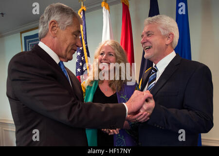 Le secrétaire à la défense Chuck Hagel, gauche, donne une pièce de Ray Kapaun, droite, et l'épouse de Kapaun, Lee, au Pentagone à Arlington, en Virginie, le 12 avril 2013. Ray a été Kapaun représentant son oncle, récipiendaire de la médaille d'Honneur posthume de l'ARMÉE AMÉRICAINE Le Capitaine Emil Kapaun, un aumônier, lors d'une cérémonie introduit l'aumônier dans le panthéon des héros du Pentagone. (U.S. Marine Corps photo par le Sgt. Hostutler Aaron/libérés) 130412-M-EV637-926 (8651402207) Banque D'Images