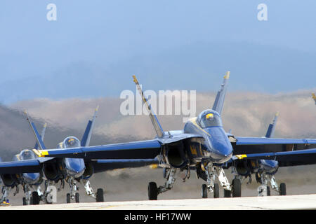 061014-M-3968C-314 San Diego (oct. 14, 2006) - La U.S. Navy Blue Angels de F/A-18 Hornet grace la piste sur Marine Corps Air Station Miramar comme ils apportent leur démonstration à un proche au cours de la 2006 Miramar Air Show. Au cours de la 2006 Miramar Air Show, l'équipe des Blue Angels a impressionné la foule avec 3 représentations et une nuit montrant de Fat Albert's Jet décollage assisté (JATO) aptitudes U.S. Marine Corps photo par Lance Cpl. R. Kelly Chase (libéré) US Navy 061014-M-3968C-314 la U.S. Navy Blue Angels' F-A-18 Hornet grace la piste sur Marine Corps Air Station Miramar comme ils apportent leurs demonstr Banque D'Images