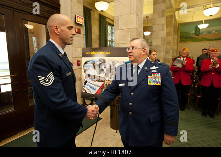 New Jersey Air National Guard Tech. Le Sgt. Michael Sears, à gauche, est félicité par le brig. Le général Michael L. Cunniff, l'adjudant général, après avoir été présentés l'étoile de Bronze et de la Purple Heart lors d'une cérémonie le 17 avril 2013, à la State House à Trenton, au New Jersey. Sur une seule patrouille de combat en Afghanistan, Sears, un technicien des explosifs et munitions avec la 177e Escadre de chasse, désamorcé deux engins explosifs et fait cinq excursions sur le terrain découvert sous un feu ennemi à l'aide d'un soldat de la coalition blessés et d'engager des forces insurgées. Sears a subi une blessure à l'épaule et dépensé plus Banque D'Images