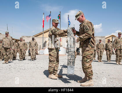 Le colonel de l'armée américaine Terry Cook Le commandant d'équipe de combat de la 4e Brigade, 1e Division blindée, et Sgt. Le Major Frank Wilson, le conseiller principal a fait appel, préparer les couleurs de la brigade pour le transport au cours d'un corps de la cérémonie des couleurs à base d'éclairs dans la province de Paktya, Afghanistan, 21 avril 2013. (U.S. Photo de la Garde nationale par la CPS. Ryan Scott/HighlanderE) Parution E28098Brigade28099 couleurs cas de redéploiement 130421-Z-HL120-092 Banque D'Images