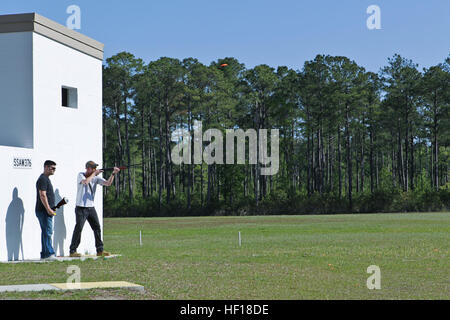 Le Sgt. David Palmer, de l'Administration centrale et de l'Escadron en chef de formation, incendie son Mossberg 500 fusil à clay pigeons au cours de l'H&HS Coupe du commandant à bord Marine Corps Base Camp Lejeune, le 26 avril. Les Marines ont amassé plus de 100 $ pour leur Marine Corps Ball. H& HS ; participer au défi au pigeon pour commandant's Cup 130426-M-MX805-054 Banque D'Images