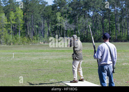 Le lieutenant-colonel Walter S. Lee, le siège et l'Escadron commandant, prend son tour clay pigeons tir lors d'une compétition de tir au pigeon d'une levée de fonds pour le Marine Corps Ball, le 26 avril. Ces Marines ont amassé plus de 100 $ pour leur Marine Corps Ball. H& HS ; participer au défi au pigeon pour CommanderE28099s Cup 130426-M-MX805-286 Banque D'Images