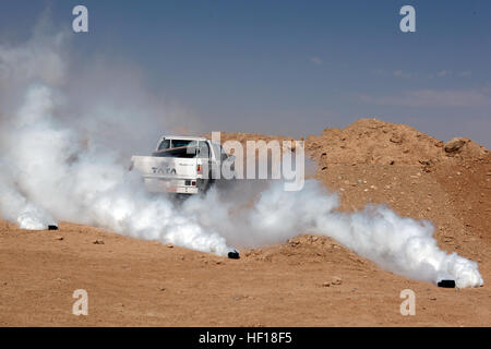 Les grenades fumigènes simuler le feu au cours d'un exercice d'entraînement au Camp Sapadalure, province de Helmand, Afghanistan, le 27 avril 2013. L'exercice a été réalisée afin de garder les membres de service préparé à l'éventualité de l'écrasement d'un aéronef. (U.S. Marine Corps photo par le Cpl. Ashley E. Santy/libérés) 2D MAW (FWD) effectue des tuteurs de formation de sauvetage 130427-M-BU728-022 Banque D'Images