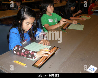 Ariel Bresler, un étudiant de troisième à Stearley Heights Elementary School, résout un problème mathématique au cours de la 14e édition du concours soroban 29 avril au Camp Kinser. Le concours a donné aux étudiants l'occasion d'apprendre comment utiliser le soroban à résoudre des équations mathématiques. (Photo gracieuseté de Marie Lewis DODEA, nouvelles du district de liaison) Les élèves participent à des concours de Soroban 130429-M-LK794-039 Banque D'Images