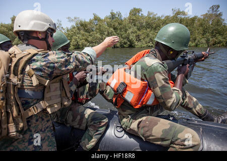 Le Sgt. Blaec Nelson, outillage spécial Marine Air -- Afrique 13 Groupe de travail du sol marin de reconnaissance de Kailua, Hawaii, indique à entreprise sénégalaise de Fusilier Commandos Marine avec précision comment engager ennemis lors d'un cours de formation au tir de combat aquatique à Toubacouta, Sénégal, le 30 avril 2013. Fusiliers marins et marins avec un outillage spécial Afrique 13 MAGTF ont récemment au Sénégal travailler avec compagnie de fusiliers commandos de marine sur l'adresse au tir de combat, la sécurité maritime et les opérations d'infanterie légère. Outillage spécial Afrique MAGTF renforce les forces du Corps des Marines des États-Unis et l'Afrique du Sud des États-Unis Banque D'Images