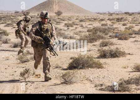 Le Sgt. Dustin Churchel, chef d'équipe de Berlin, Penn., attribuée à la société K, bataillon de l'équipe d'atterrissage 3/2, 26e Marine Expeditionary Unit (MEU), les contrôles sur les membres de son équipe au cours d'un champ de tir réel et de familiarisation avec les systèmes d'armes feu étranger dans le cadre d'un exercice de la 5e flotte zone de responsabilité 1 mai 2013. La 26e MEU est actuellement déployé dans le cadre de l'amphibie Kearsarge Groupe à la 5e flotte zone de responsabilité. La 26e MEU fonctionne en continu à travers le monde, fournissant le président et les commandants de combat unifié avec un déployé, la mer-bas Banque D'Images