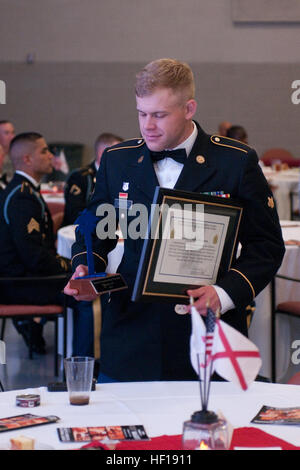 La CPS. Carson Shelton, 129e Compagnie médicale de soutien de secteur, Alabama Army National Guard, retourne à son siège après avoir reçu son certificat de concurrents au dîner banquet de reconnaître tous les concurrents et le nom des gagnants après la région 3 à la compétition meilleur guerrier McCrady Centre de formation, Eastover, S.C., le 2 mai 2013. Chacun des 10 états et territoires de la Région 3 ont un soldat et un officier du rang qui se font concurrence sur les quatre jours de l'événement qui mettra à l'épreuve leurs compétences militaires, 29 avril au 2 mai. Les gagnants de la première place dans le sous-officier et soldats catégories s'avance t Banque D'Images