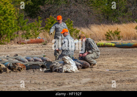 Tech. Le Sgt. Raymond J. Wayne, debout, diriger les sergents Joseph G. Coates, à genoux à gauche, et Philip Douglass, toutes avec la 177e Escadre de chasse de l'unité de désamorçage des explosifs, New Jersey Air National Guard, préparer des plans de démolition pour l'utiliser pour neutraliser les deux bombes de 2 000 livres et 39 pratique de 500 livres la pratique des bombes aux EDR-50 1 Détachement, Warren Grove, N.J., 3 mai 2013. Les aviateurs de NEM Utilisez la procédure sécuritaire de rendu pour vérifier le contenu des bombes pratique afin qu'ils peuvent ensuite être traitées pour la remise en état. Le 177e d'aviateurs extrait toutes les munitions avaient été abandonnés à la gamme du Banque D'Images