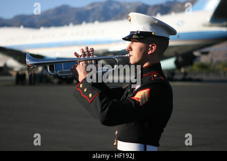 Le sergent du Corps des Marines des États-Unis. Kris Ivanov, un trompettiste avec 3rd Marine Aircraft Wing, Marine Corps Air Station Miramar, Californie, tests sur son instrument avant d'effectuer des distinctions de cérémonie pour l'ancien président Gerald R. Ford à Palm Springs, Californie, 30 décembre 2006. Le personnel du Département contribuent à l'honneur, la Ford 38e président des États-Unis, qui est décédé le 26 décembre. Ford's demeure flotteront à Washington, D.C., pour des funérailles d'état dans la rotonde du Capitole et d'un service funèbre à la cathédrale nationale de Washington, suivi d'inhumation au Michigan. (U.S. Marine Corps photo de C Banque D'Images