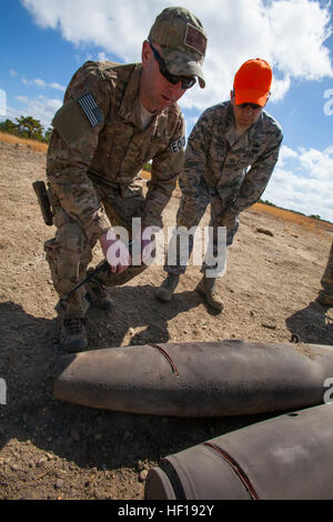 Le s.. Joseph G. Coates, droite, reçoit une formation en cours d'emploi comme le s.. John F. Hurley Jr., tant avec la 177e Escadre de chasse de l'unité de désamorçage des explosifs, New Jersey Air National Guard, vérifie que le contenu de l'EDR-50 de 500 livres de bombes sont concrets et pratiques non-explosif à la suite d'une procédure de sécurité rendu au détachement 1, Warren Grove, N.J., 3 mai 2013. La 177e unité de NEM ont tenu leur apurement annuel le 29 avril à Mai 3, 2013. L'EOD aviateurs extrait toutes les munitions avaient été abandonnées à la plage durant la dernière année, et le 3 mai, un rendu sans danger - un c Banque D'Images