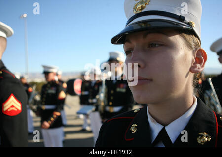 Le sergent du Corps des Marines des États-Unis. Donna Bramlett, un joueur de flûte avec 3rd Marine Aircraft Wing, Marine Corps Air Station Miramar, Californie, attend ses prochaines instructions de formation avant d'effectuer des distinctions de cérémonie pour l'ancien président Gerald R. Ford à Palm Springs, Californie, 30 décembre 2006. Le personnel du Département contribuent à l'honneur, la Ford 38e président des États-Unis, qui est décédé le 26 décembre. Ford's demeure flotteront à Washington, D.C., pour des funérailles d'état dans la rotonde du Capitole et d'un service funèbre à la cathédrale nationale de Washington, suivi d'inhumation au Michigan. (U.S. Marin Banque D'Images