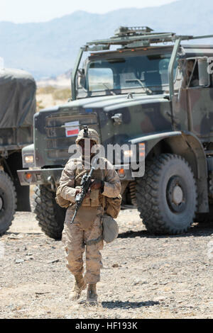 Lance le Cpl. M. Moore, rimer ou ramer un mécanicien de camions de transport à moteur avec l'entreprise Alpha, bataillon de l'Administration centrale, 1 Division de marines, fournit la sécurité d'une route de l'équipe de déminage ici, le 3 mai 2013. Moore, 21 ans, originaire de Shannon, au Mississippi, à condition alors que son cartel mènent l'homme de la simulation d'engins explosifs improvisés. (U.S. Marine Corps photo par le Sgt. Jacob H. Harrer) Marines conduite aux IED au cours de l'exercice Desert Scimitar 130503-M-XZ121-121 Banque D'Images