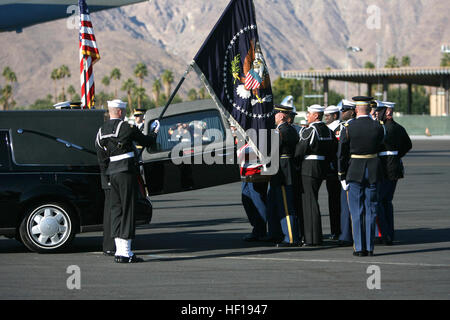 061230-M-3913K-010 Palm Springs, Californie (déc. 30, 2006) Ð le personnel militaire affecté à la garde d'honneur des Forces armées le transport du cercueil, recouvert du drapeau de l'ancien président Gerald R. Ford à En attente avion présidentiel lors de sa cérémonie de départ à l'Aéroport International de Palm Springs à Palm Springs, Californie, 30 décembre 2006. Le personnel du Département contribuent à l'honneur, la Ford 38e président des États-Unis, qui est décédé le 26 décembre. Ford's demeure ont été transportés à Washington, D.C., pour des funérailles d'état dans la rotonde du Capitole et d'un service funèbre à la Washington National Cathedral, suivez Banque D'Images