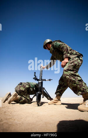 Les soldats de l'Armée nationale afghane avec le Corps 215 fire 60mm de haut explosifs lors d'un champ de tir réel près du Camp Shorabak, province de Helmand, en Afghanistan, le 5 mai 2013. La gamme a été le dernier événement d'un mois de cours donner par les Marines avec l'École de combat du Commandement régional. (U.S. Marine Corps photo par le s.. Ézéchiel R. Kitandwe/libérés) RCB Marines pour durée de seconde journée de formation 130505-M-RO295-093 Banque D'Images
