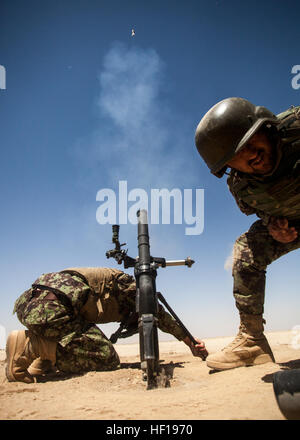 Les soldats de l'Armée nationale afghane avec le Corps 215 fire 60mm de haut explosifs lors d'un champ de tir réel près du Camp Shorabak, province de Helmand, en Afghanistan, le 5 mai 2013. La gamme a été le dernier événement d'un mois de cours donner par les Marines avec l'École de combat du Commandement régional. (U.S. Marine Corps photo par le s.. Ézéchiel R. Kitandwe/libérés) RCB Marines pour durée de seconde journée de formation 130505-M-RO295-161 Banque D'Images