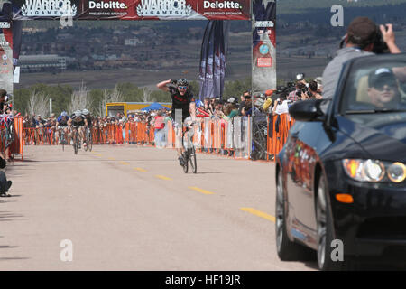 Le Sgt Marin vétéran. Brian McPherson de Nashport, Ohio, célèbre sa victoire lors de la compétition de cyclisme Jeux Warrior 2013. Marines prendre la première de l'or dans les jeux de guerrier 120512-M-AG000-001 Banque D'Images