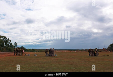 Marines avec Lima compagnie, 3e Bataillon, 3e Régiment de Marines, la Force de rotation maritime - Darwin, et des soldats avec 12e peloton, Compagnie Delta, 5e Bataillon, Royal Australian Regiment, regarder leurs jeux de cartes cibles lors d'un concours de tir-poker, ici, le 16 mai. Les règles du poker appliquée à la prise de vue, et l'équipe qui a tiré la meilleure main avancé à la ronde suivante. Le MRF-D Marines garder poker à tirer de la concurrence 130516-M-AL626-0117 Banque D'Images