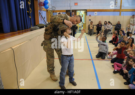 WESTHAMPTON BEACH , NY- Major Edward Boughal Sauvetage de la 106e Escadre aide Remsenbugr-Speonk école primaire au cours d'une démonstration de vision nocturne le 20 mars 2014. Les membres de l'unité qui ont reçu des colis de déploiement l'année dernière ont visité l'école pour montrer leur appréciation. (New York Air National Guard/ Master Sergeant Keran Cambridge/ libéré) 106e Escadre de sauvetage de l'école élémentaire 140320 visites Remsenbugr-Speonk-Z-HB515-002 Banque D'Images