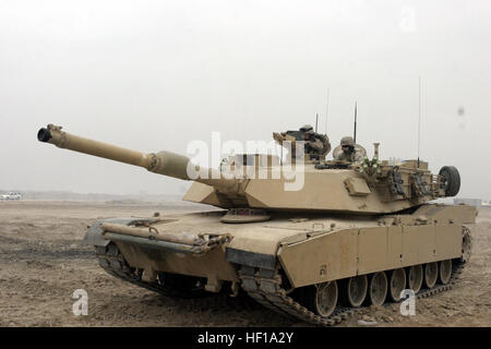 Les Marines américains effectuent des contrôles sur un premission M1A1 Abrams Tank au Camp Fallujah, Iraq, 21 janvier 2007. (U.S. Marine Corps photo par Lance Cpl. Joseph A. Lambach) (Publié) M1A1 Abrams Tank au Camp Fallujah Banque D'Images