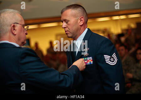 U.S. Air Force Tech. Le Sgt. John Hurley (à droite) a reçu la médaille d'action de combat par le Colonel Michael Love (à gauche), commandant du Groupe de soutien de mission 177e, le 18 mai 2013. Hurley est un dossier obstétrical tech affecté à la 177e, 177e Escadron de Génie Civil Fighter Wing, New Jersey Air National Guard. Hurley a reçu la médaille de l'armée américaine et Combat méritoire pour sa part à une féroce bataille de deux heures dans la province de Ghazni, en Afghanistan, le 15 août 2012, où il a dépensé plus de 1 000 cartouches de son M-4 et M240B tout en défendant ses coéquipiers dans une embuscade. Photo de la Garde nationale américaine par Tech. Le Sgt. Banque D'Images