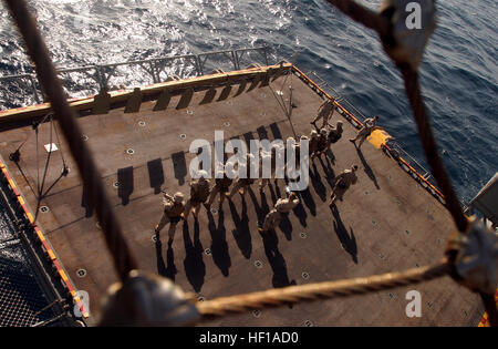 070224-M-2740R-134 de l'OCÉAN INDIEN (10 févr. 24, 2007) - Les Marines et les marins affectés au 26e Marine Expeditionary Unit (MEU) conduite formation au tir du pistolet de combat à bord de navire d'assaut amphibie USS Bataan (LHA 5). L'Élément de commandement de la MEU a mené la formation à préparer son personnel en matière d'incendie et de manœuvrer dans des situations de combat rapproché. U.S. Marine Corps photo par le Cpl. Jeremy Ross (libéré) US Navy 070224-M-2740R-134 de marine et les marins affectés au 26e Marine Expeditionary Unit (MEU) conduite formation au tir du pistolet de combat à bord de navire d'assaut amphibie USS Bataan (DG 5) Banque D'Images