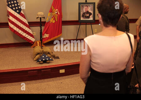 Mme Lydia Hobson, mère de sergent-chef Scott Pruitt, ressemble au memorial afficher pendant la cérémonie commémorative pour le Master Sergeant Pruitt Camp à bord Johnson N.C., Mai 31,2013. En 2012 le Master Sergeant Pruitt déployés en Afghanistan dans le cadre de l'opération Enduring Freedom dans la province de Nimroz. Le Master Sergeant Pruitt a été tué au combat par le feu de l'ennemi lors de l'explosion d'une bombe artisanale a explosé près de son véhicule le 28 avril 2012. La cérémonie commémorative a eu lieu pour honorer le Master Sergeant Pruitt, pour ses nombreuses contributions à titre de concepteur de programmes d'instructeur en chef et d'Homme Banque D'Images