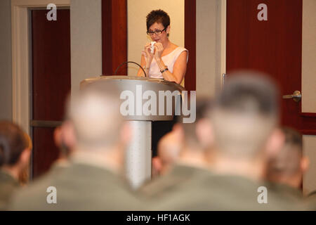 Mme Lydia Hobson, mère de sergent-chef Scott Pruitt, parle de son fils au cours de sa vie à bord de la cérémonie du souvenir Camp Johnson N.C., Mai 31,2013. En 2012 le Master Sergeant Pruitt déployés en Afghanistan dans le cadre de l'opération Enduring Freedom dans la province de Nimroz. Le Master Sergeant Pruitt a été tué au combat par le feu de l'ennemi lors de l'explosion d'une bombe artisanale a explosé près de son véhicule le 28 avril 2012. La cérémonie commémorative a eu lieu pour honorer le Master Sergeant Pruitt, pour ses nombreuses contributions à titre de concepteur de programmes d'instructeur en chef et de gestion financière de l'école, Marine Corps Banque D'Images