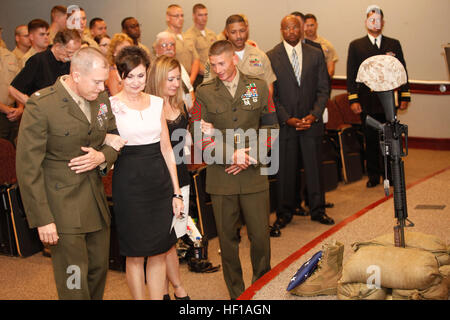 Le Lieutenant-colonel Rollin Brewster (à gauche), commandant de l'École de gestion financière (SGF), du Marine Corps Combat Service Support() MCCSSS Les écoles, les escortes Mme Lydia Hobson (à gauche au milieu), mère de sergent-chef Scott Pruitt, tandis que Mme Trisha Lane (à droite au milieu), fiancée de sergent-chef Scott Pruitt, est escorté par le Sergent James Aultman (à gauche), premier sergent, FMS, MCCSSS, lors d'une cérémonie commémorative pour le Master Sergeant Pruitt Camp à bord Johnson N.C., Mai 31,2013. En 2012 le Master Sergeant Pruitt déployés en Afghanistan dans le cadre de l'opération Enduring Freedom dans la province de Nimroz. Banque D'Images