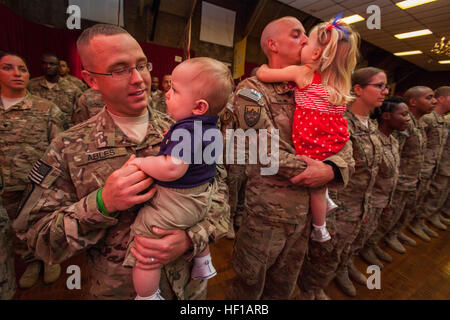 Pvt. Thomas C. recevables, à gauche, et le sergent. Frederick C. Abline sont accueillis par leurs enfants que près de 140 membres de la Garde nationale d'armée du New Jersey's 508e Compagnie de Police militaire ont été réunis avec leurs familles à l'Armory Lawrenceville le 6 juin pour la conclusion d'un déploiement de neuf mois en Afghanistan. Le 508e a assuré la sécurité et la protection de la force et a avisé la police nationale afghane dans la région de Kaboul au cours de leur déploiement. (U.S. Air National Guard photo par le Sgt. Mark C. Olsen/libérés) 508e MP Company reviendra d'Afghanistan 130606-AL-Z508-005 Banque D'Images