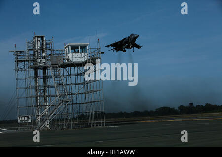 Un pilote de Harrier AV-8B avec Marine Attack Squadron 223 effectue un atterrissage vertical sur une maquette LHD envol lundi à Bogue Field. Mâcher Bulldogs formation transporteur 130610-M-FL266-020 Banque D'Images