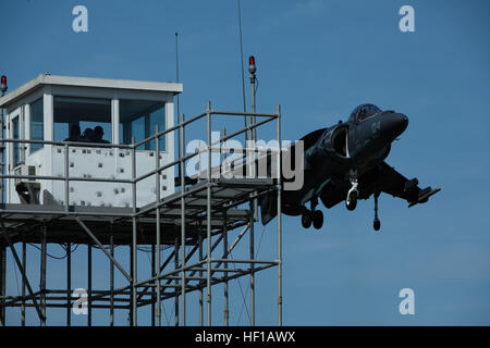 Un pilote de Harrier AV-8B avec Marine Attack Squadron 223 effectue un atterrissage vertical sur une maquette LHD envol lundi à Bogue Field. Mâcher Bulldogs formation transporteur 130610-M-FL266-019 Banque D'Images