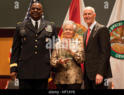 Le commandant du Commandement central des États-Unis, de l'Armée Le Général Lloyd J. Austin III, et la Floride Gov. Rick Scott a remis un Grand Floridian Brenda Schwarzkopf Award en l'honneur de son mari, le général de l'armée à la retraite H. Norman Schwarzkopf Jr., lors d'une cérémonie ici, le 11 juin. Schwarzkopf a passé la plupart de sa vie à la retraite pour les organismes de bienfaisance à l'appui : le Manoir Ronald McDonald et Tampa Children's Home. Il et l'acteur Paul Newman a fondé un camp Boggy Creek, à l'année medical camp pour enfants atteints de maladies graves. Il est décédé en décembre 2012 à partir de problèmes de santé. Gouverneur de la Floride, commandant de l'USCENTCOM payer Banque D'Images