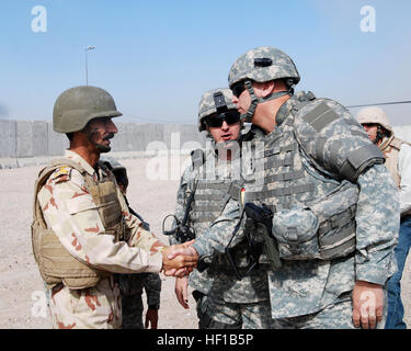 SADR CITY, l'Irak - Le Général Ray Odierno, commandant du Corps multinational - Iraq, droit, accueille le brigadier. Le général Ali Ibrahim Daboun, commandant de la 8e Brigade, 2e Division de la Police nationale irakienne, à l'extérieur de la station de sécurité conjointe de Sadr City Mardi, 3 avril 2007. Odierno a rencontré des Daboun et Chef de Police de la ville de Sadr Le Colonel Abdul Zahra Hamid Shimmari pendant plus d'une heure, l'examen des opérations de sécurité dans la région. À la recherche sur est Le Colonel B.D. Farris, commandant de la 2e Brigade, 82e Division aéroportée. (U.S. Photo de l'armée par le Sgt. Curt Cashour, MNC-I Affaires publiques) MNC-I commandant et chef de police irakienne Banque D'Images