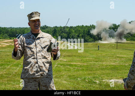 Commandant adjoint pour les installations et la logistique, le Corps des Marines américains, le général Michael G. Dana détone un c-4 sur la base de Quantico Marine Corps Gamme Démolition Charlie, le 21 juin 2013. La détonation a fait partie du lieutenant-colonel Marc Tarter cérémonie de la retraite. (U.S. Marine Corps photo par le Cpl. Michael C. Guinto/libéré) Le lieutenant-colonel Marc Tarter 130621 retraite-M-LI307-171 Banque D'Images