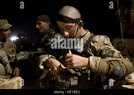 Un soldat de l'armée géorgienne affecté à la 33e Bataillon d'infanterie légère prépare son équipement avant de procéder à l'opération Northern Lion sur Camp Sapadalure, province de Helmand, Afghanistan, le 24 juin 2013. Le nord du Lion était une opération dirigée par l'géorgienne menée pour empêcher les insurgés, établir une présence de sécurité, et recueillir de l'intelligence humaine dans la région. (U.S. Marine Corps photo par le Cpl. Alejandro Pena/libéré) les forces de la Coalition préparer l'opération Lion du nord 03 Banque D'Images