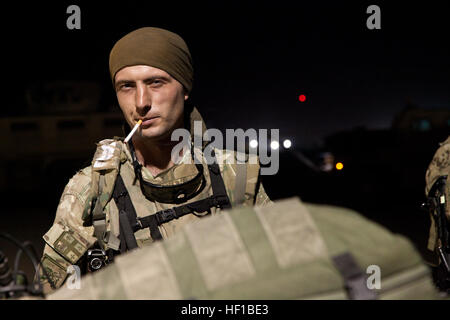 Un soldat de l'armée géorgienne affecté à la 33e Bataillon d'infanterie légère fume une cigarette avant de procéder à l'opération Northern Lion sur Camp Sapadalure, province de Helmand, Afghanistan, le 24 juin 2013. Le nord du Lion était une opération dirigée par l'géorgienne menée pour empêcher les insurgés, établir une présence de sécurité, et recueillir de l'intelligence humaine dans la région. (U.S. Marine Corps photo par le Cpl. Alejandro Pena/libéré) les forces de la Coalition préparer l'opération Lion du nord 04 Banque D'Images