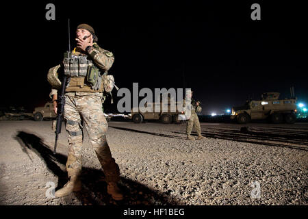 Un soldat de l'armée géorgienne affecté à la 33e Bataillon d'infanterie légère fume une cigarette avant de procéder à l'opération Northern Lion sur Camp Sapadalure, province de Helmand, Afghanistan, le 24 juin 2013. Le nord du Lion était une opération dirigée par l'géorgienne menée pour empêcher les insurgés, établir une présence de sécurité, et recueillir de l'intelligence humaine dans la région. (U.S. Marine Corps photo par le Cpl. Alejandro Pena/libéré) les forces de la Coalition préparer l'opération Lion du nord 13 Banque D'Images